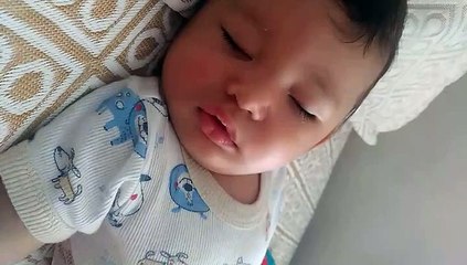 Theozinho sonhando com a papinha de mamãe