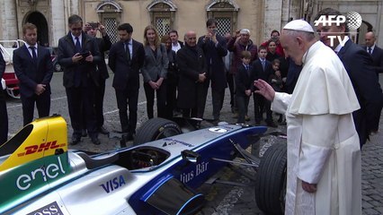 Papa Francisco bendice un monoplaza eléctrico de Fórmula E