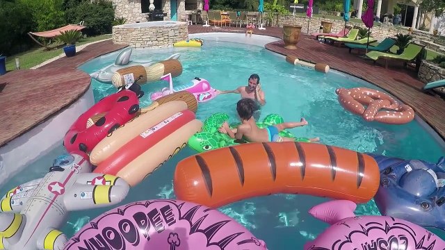 CHALLENGE dans la PISCINE, LE SOL C'EST DE LA LAVE - THE FLOOR IS LAVA CHALLENGE IN THE POOL