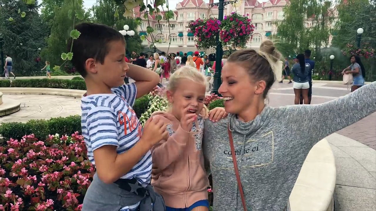 LOUANE FAIT UNE CHUTE MÉMORABLE !! - VLOG DISNEYLAND PARIS -•♡