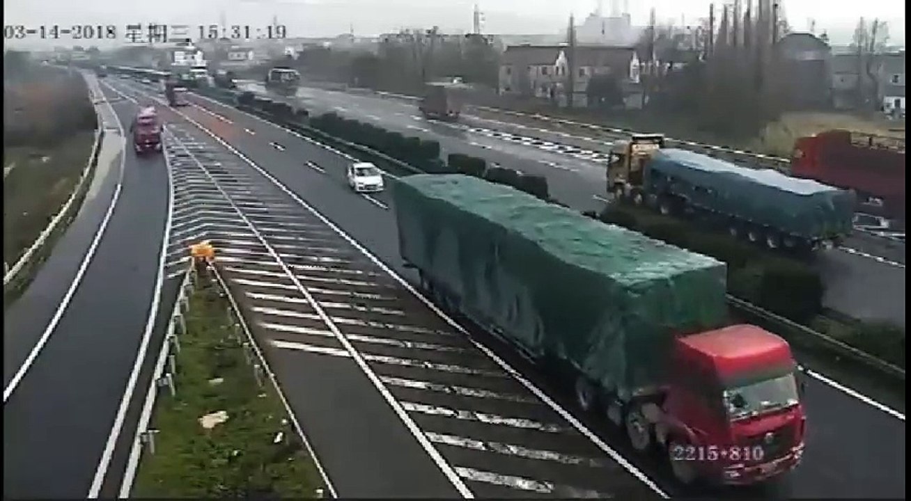 Une voiture rate sa sortie et provoque un doubl...