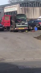 Ce mécanicien a une drôle de façon de réparer les voitures.