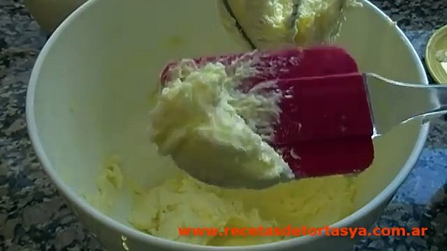 Torta de Vainilla con Manteca y Leche decorada con Crema y Duraznos - Recetas de Tortas YA!