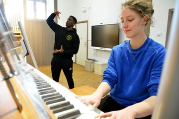 Danser du hip-hop sur de la musique d'orgue