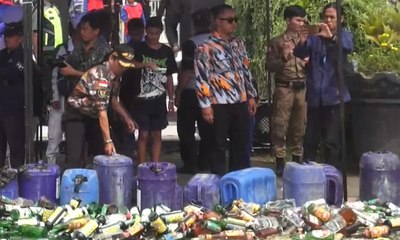 Polisi Musnahkan Belasan Ribu Botol Miras di Bandung