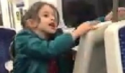 Yer: İzmir metrosu... Küçük kız, Atatürk'ün sözlerini ezbere söyledi