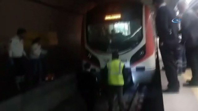 Marmaray'da raylara düşen kadını kurtarma çalışmaları kameralada