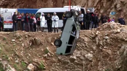 Adana'da Gölete Uçan Otomobildeki Baba ve Çocukların Cesedine Ulaşıldı