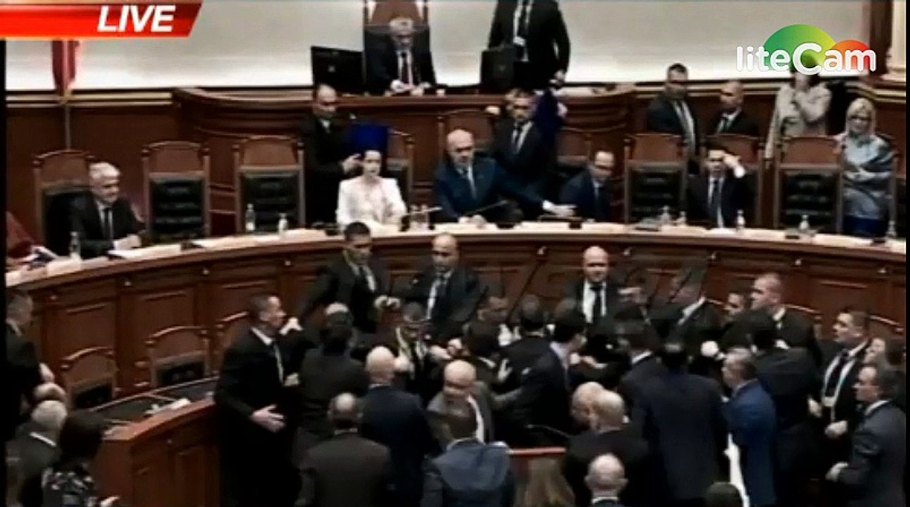 Tensioni në Kuvend