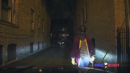 Un étudiant charge la police avec une barre en fer et se prend une balle