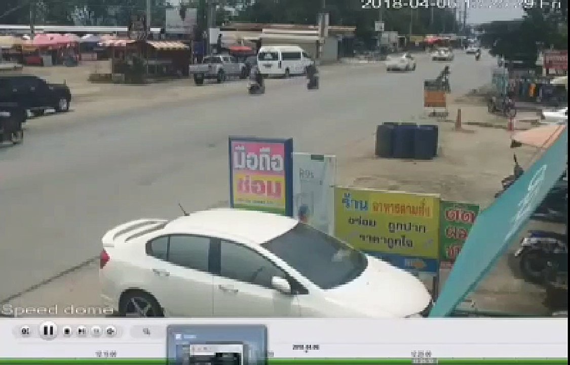 Cha mẹ bất cẩn đánh rơi con trên đường nhưng hành động sau đó mới thực sự khiến cư dân mạng bức xúc
