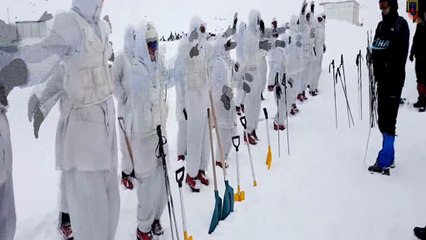 Jandarma'dan gururlandıran klip “Şiddetli soğuklarda ve derin karda mücadele ve kayak eğitimi”