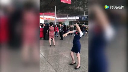 空姐机场齐跳《海草舞》太美太销魂_路人纷纷驻足观看 , chinies girl dance on airport