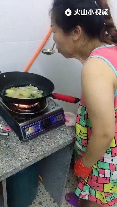 Une femme sale son plat mais ne comprend pas pourquoi le goût ne change pas...