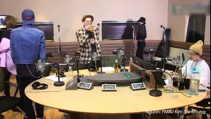 Đẳng cấp "có tâm" của nghệ sỹ nhà YG: Seungyoon (WINNER) tự chặt tay vào cổ để tạo hiệu ứng âm thanh