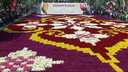 Dünyanın En Büyük Lale Halısı Sultanahmet’te Görücüye Çıktı