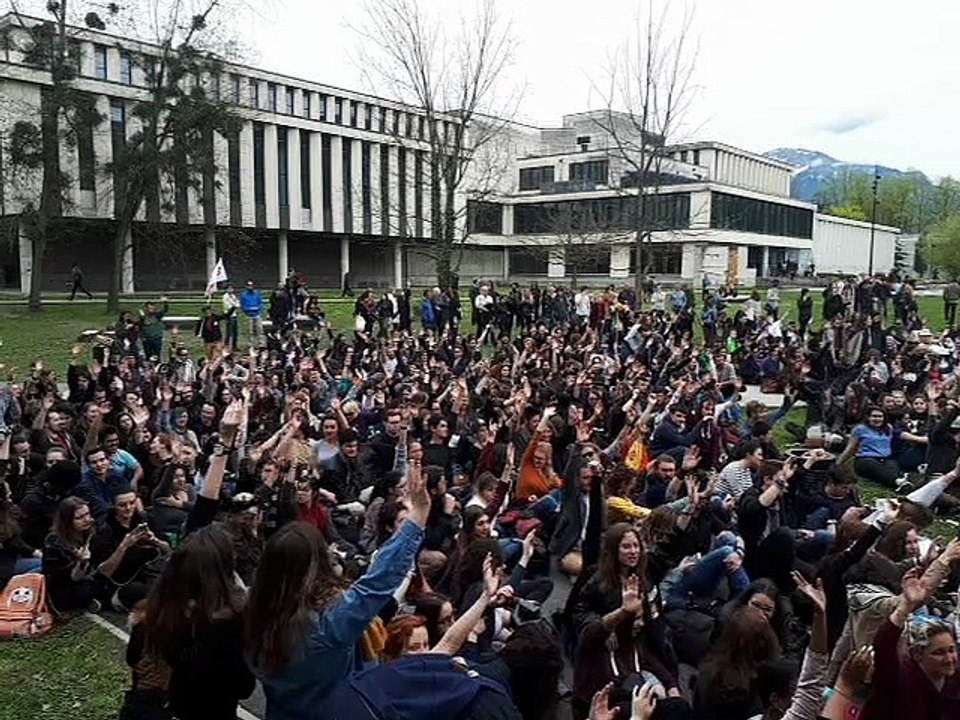 Grenoble : les étudiants réunis en assemblée générale  ont voté la poursuite des blocages de l'université