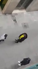 Deux hommes s'affrontent en pleine rue avec des machettes dans Barcelone