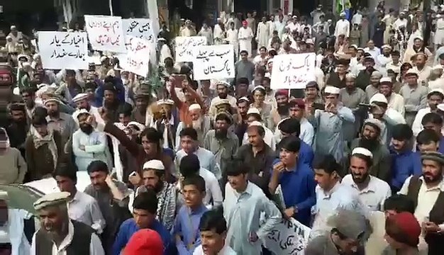 صدہ کرم ایجنسی میں بھی آج نام نہاد تحریک پشتون تحفظ مومنٹ کے خلاف اور پاک فوج کے حق میں احتجاجی ریلی نکالی گئی، ملک عبدالولی خان میڈیا سے گفتگو کرتے ہوئے ۔۔