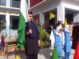 اس پرچم کے سائے تلے اب  آنا ہے   - اپنے پاکستان کو بچانا ہے