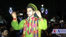 گروهی از جوانان، برای نخستین بار نمایش مد لباس‌های سنتی افغانستان را در شهر مزار شریف دایر کردند. گرداننده گان این نمایش تاکید میکنند که برگزاری اینگونه برنامه‌