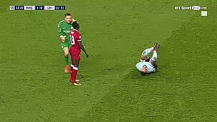 Sadio Mané agréssé mais garde son sang froid