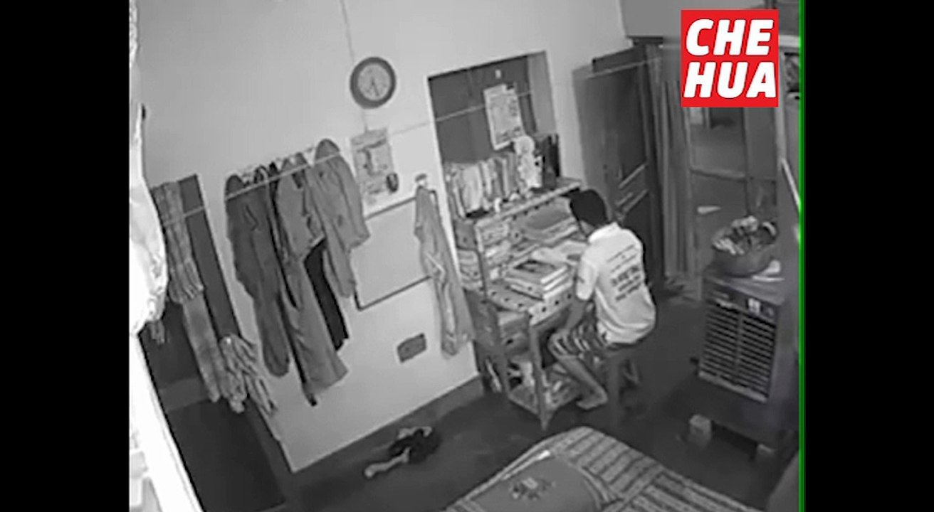 男子正在桌子前独自看书 突然视频中出现了诡异一幕