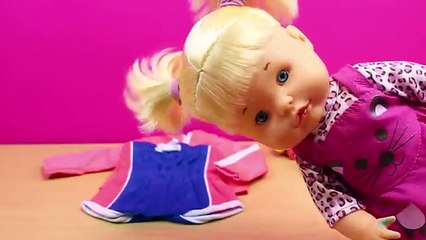 Aventuras de las Bebés Nenuco Hermanitas Traviesas con los patines | La bebé Nenuco patina y se cae