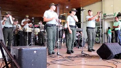Colombia   la policía también vive la salsa