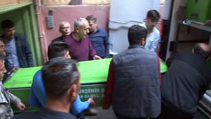 Gölete düşen otomobildeki baba ve çocukların cenazeleri gözyaşlarıyla alındı