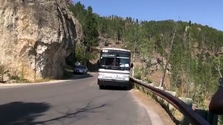Автобус по узкой горной дороге и тоннелям