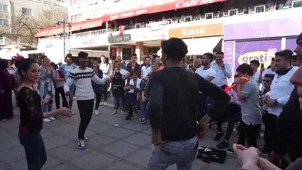 Saraçlar" Akşamları Sahneyi Andırıyor