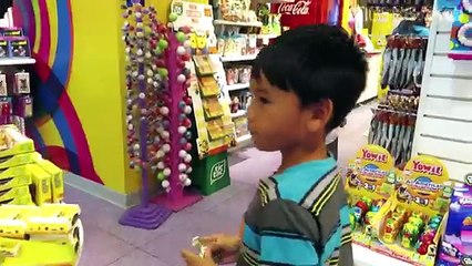 1000mph FIDGET SPINNER vs. WORLDS LARGEST GUMMY WORM (Skit) - TigerBox HD