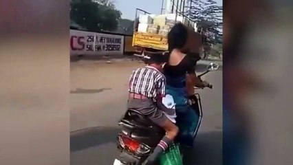 Inde : ce garçon fait ses devoirs sur un moto  qui roule
