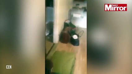 Il vire sa femme et toute ses affaires parce qu'elle l'a trompée