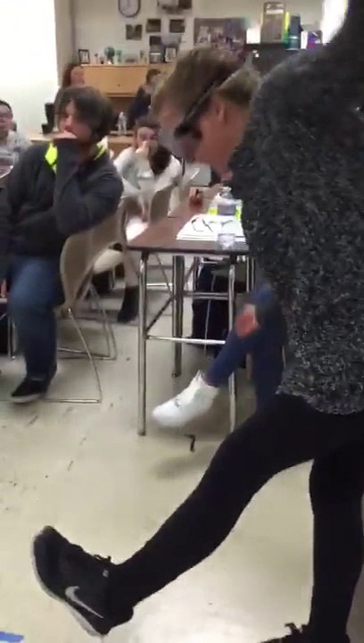 Elle met une claque à son professeur mais il ne dit rien, regardez pourquoi