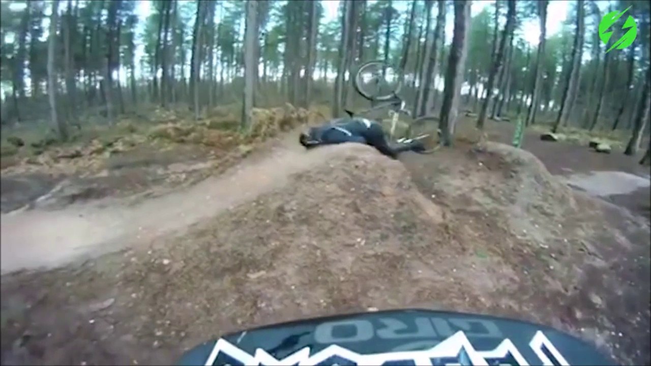 Ce biker en VTT va se prendre la gamelle de sa vie... Douloureux