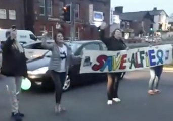 Large Crowd Protests Outside Liverpool Hospital in Favor of Parents With Child on Life Support