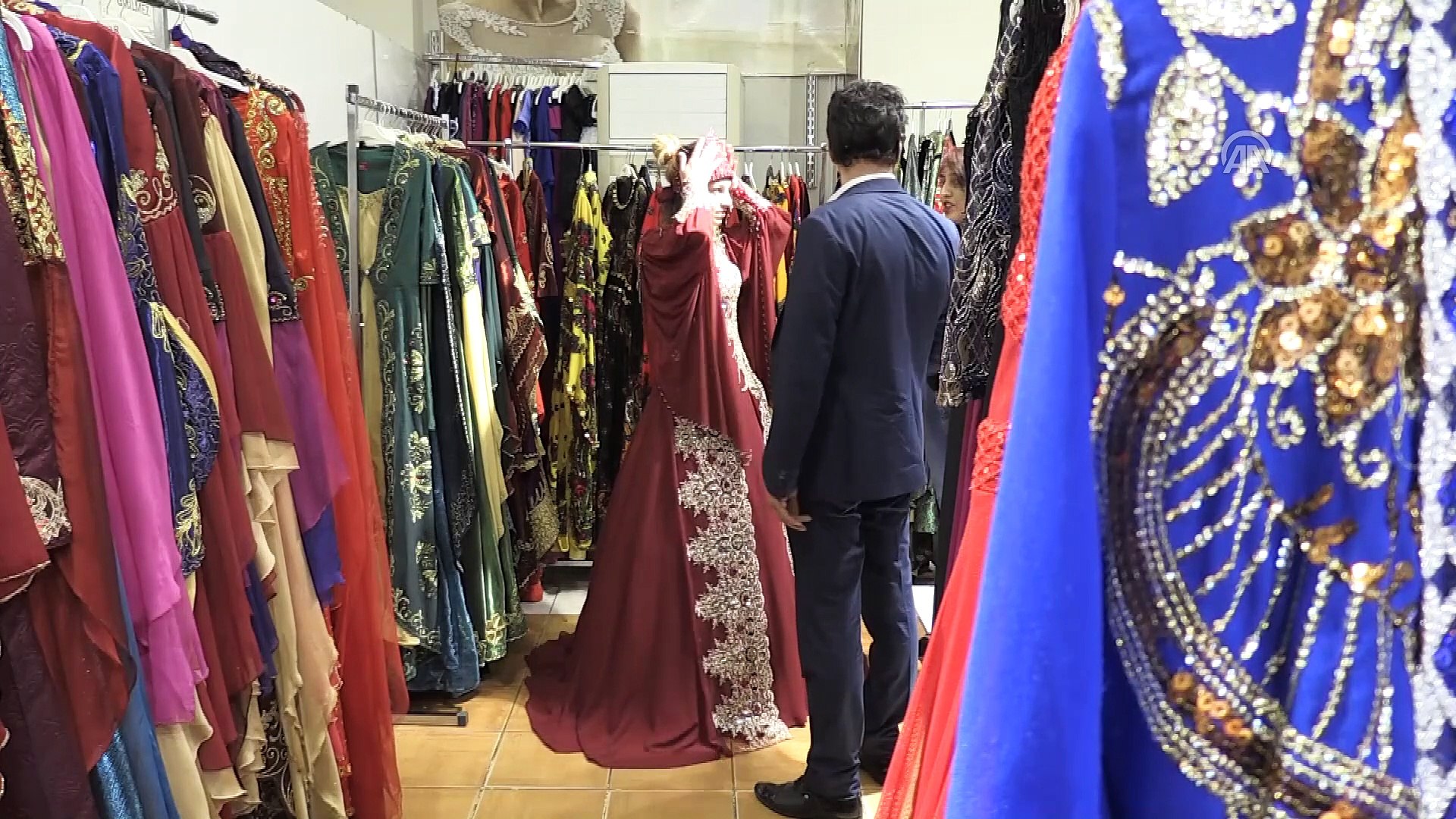 Yöresel kıyafetler düğünlerin vazgeçilmezi oldu - DİYARBAKIR - Dailymotion  Video
