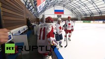 Vladímir Putin juega al hockey sobre hielo con los presidentes de la KHL