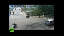 Un toro enfurecido ataca a decenas de personas en China