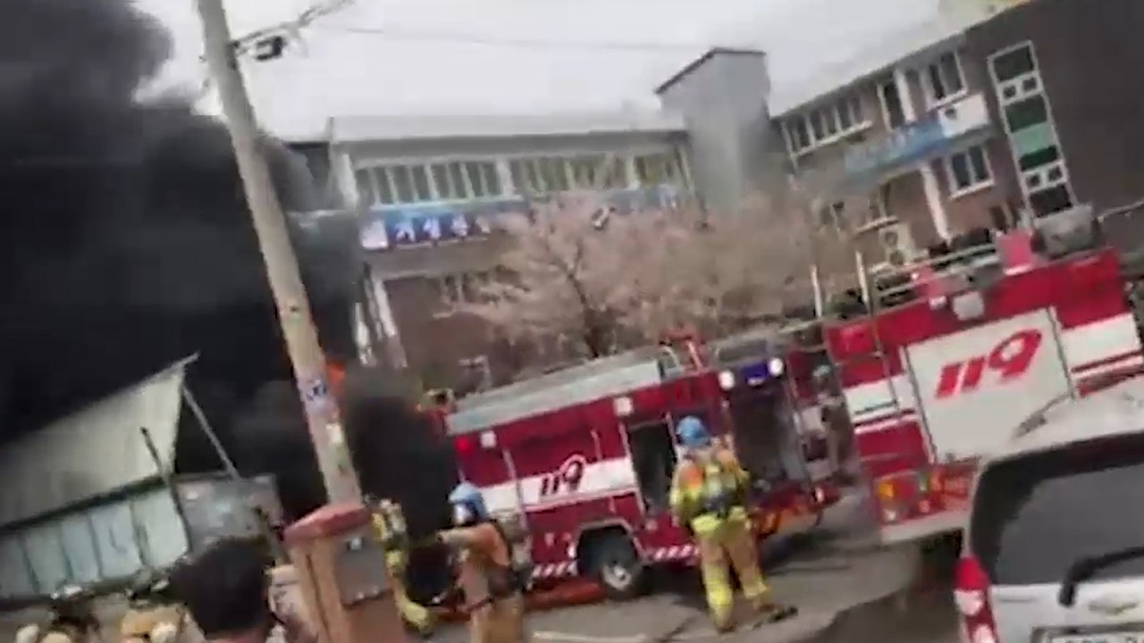 [제보영상] 인천 가좌동 공단 화재...소방차에 불붙어 폭발까지 / YTN