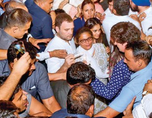 कठुआ- उन्नाव गैंगरेप के विरोध में इंडिया गेट पर कैंडल मार्च में पहुंचे राहुल और प्रियंका गांधी