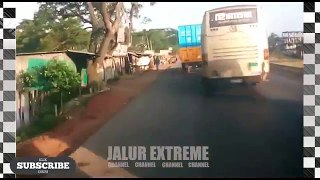 NGERI! Video Balapan Bus Paling Menegangkan dan Mengerikan Ngeblongg