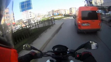 Ters dönüş yapan araç motosiklete böyle çarptı