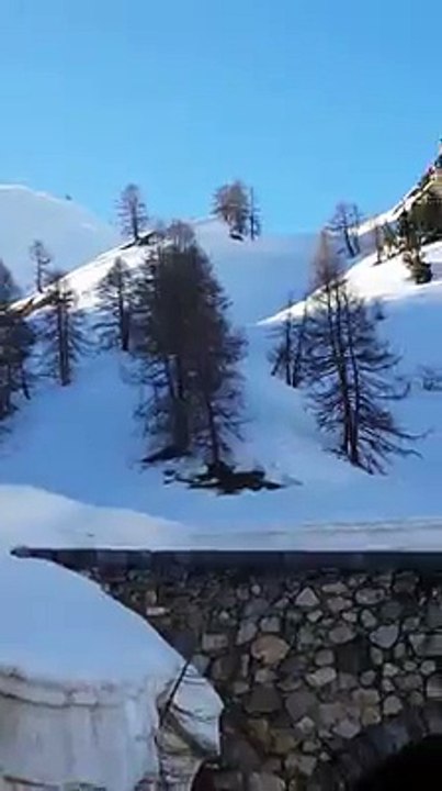 Une avalanche surprend des secours