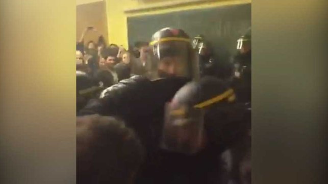 Les CRS évacuent les étudiants qui occupaient la Sorbonne