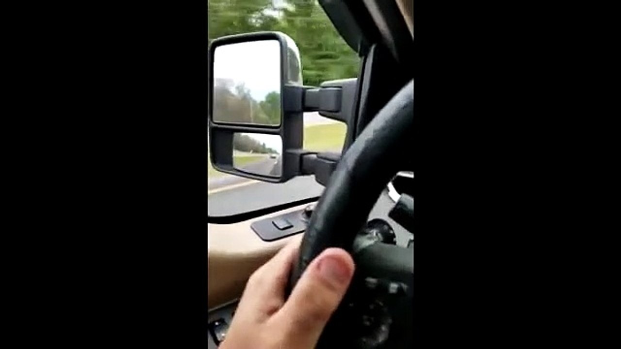 Il se fait voler sa voiture et demande à un autre automobiliste d’appeler la police alors qu’il est accroché au capot