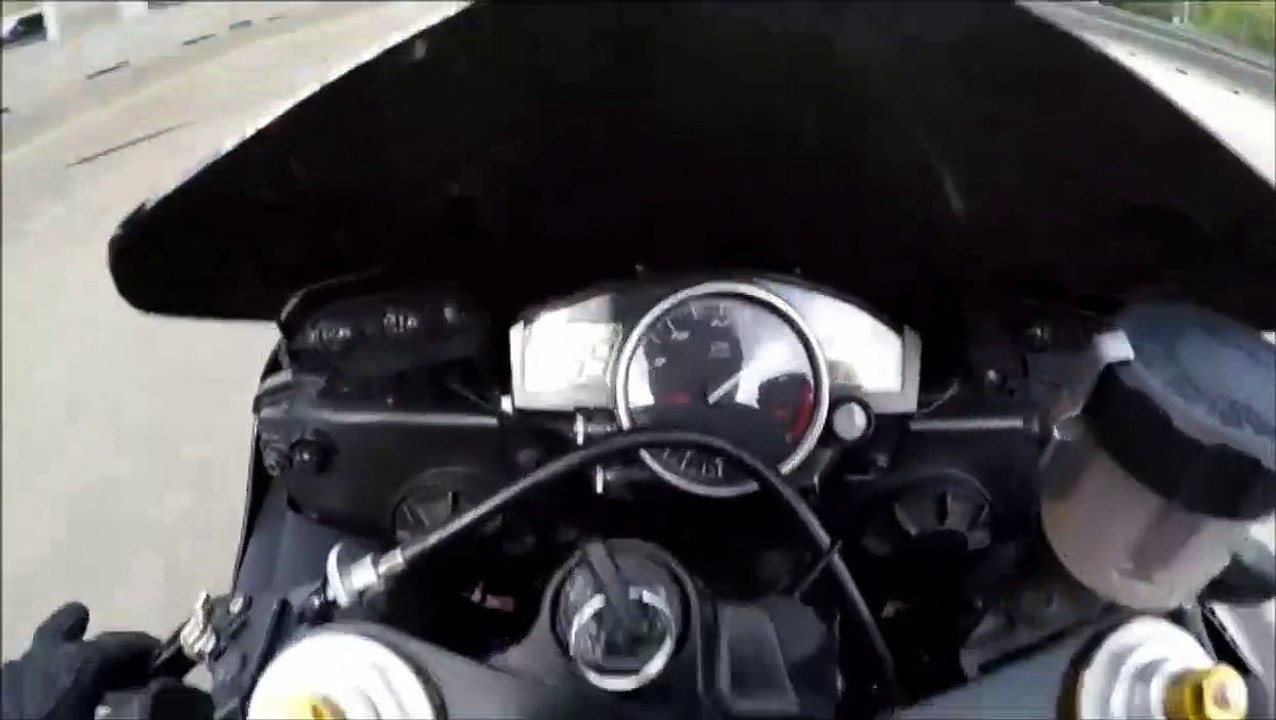 Un motard roule sur un nid de poule à 200 km/h