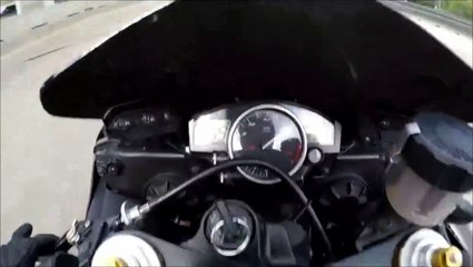 Un motard roule sur un nid de poule à 200 km/h